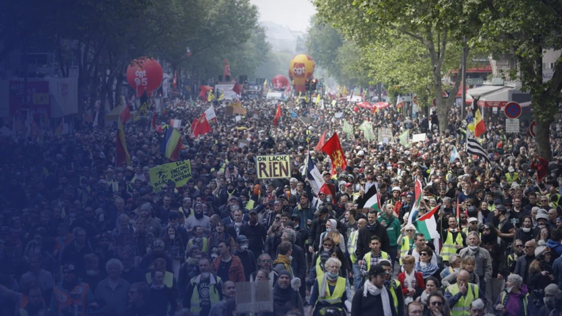 1er-Mai : un policier jette un pavé sur des manifestants