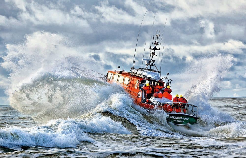 Un bateau de la SNSM chavire en Vendée, trois morts