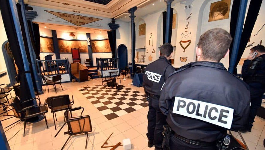 Prison ferme et amendes contre des Gilets jaunes pour avoir dégradé un temple franc-maçon