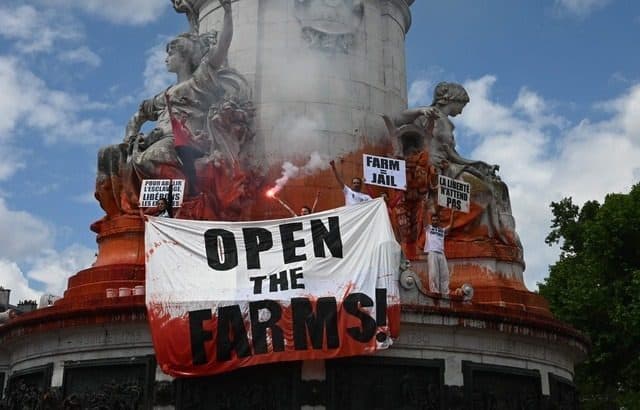 «Fermons les abattoirs!»… A Paris, la marche rouge rassemble près de 4.000 manifestants (Aujourd'hui, un reportage Le Média pour Tous (antenne sud) sort sur le sujet)