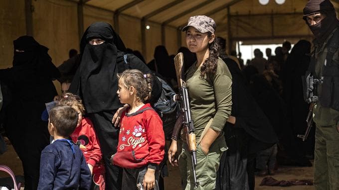 Syrie: douze orphelins de familles djihadistes rapatriés en France