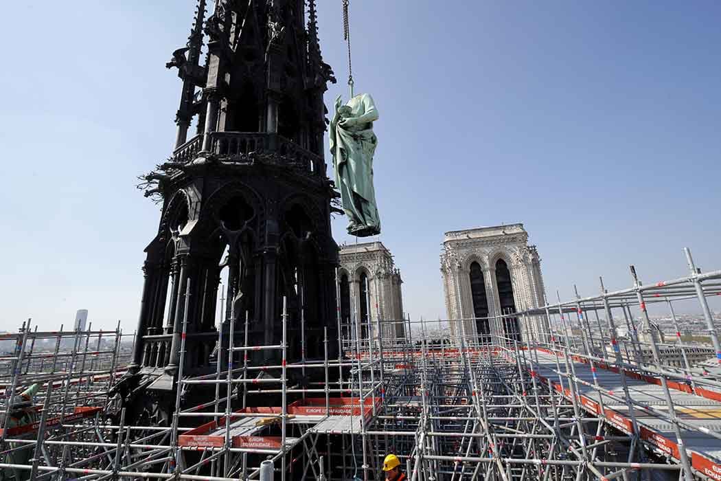 Incendie de Notre Dame de Paris: Les enquêteurs face à des centaines de scellés et des milliers de photos