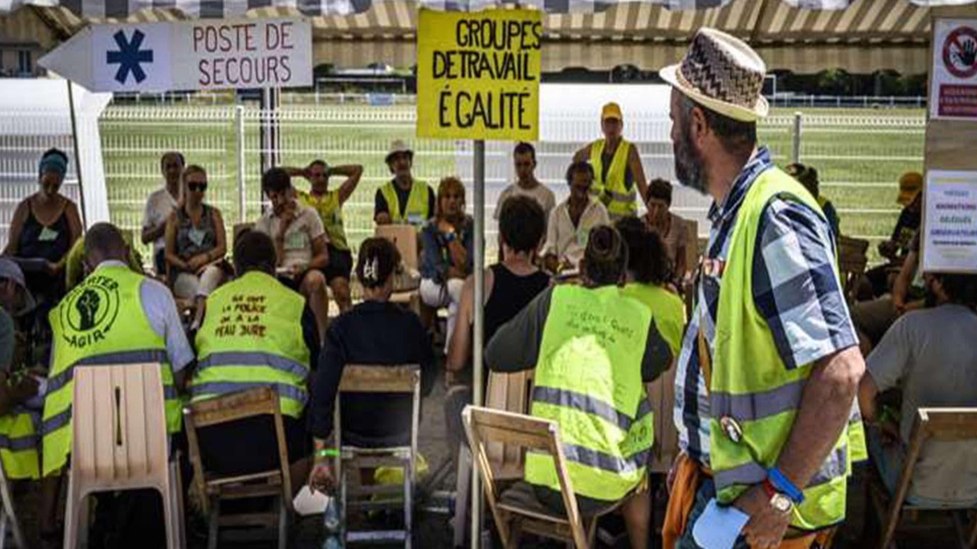 Les « gilets jaunes » cherchent la convergence pour « en finir avec Macron et ce système »