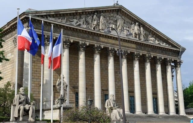 Haine en ligne : L'Assemblée vote l'obligation de retrait des contenus en 24 heures