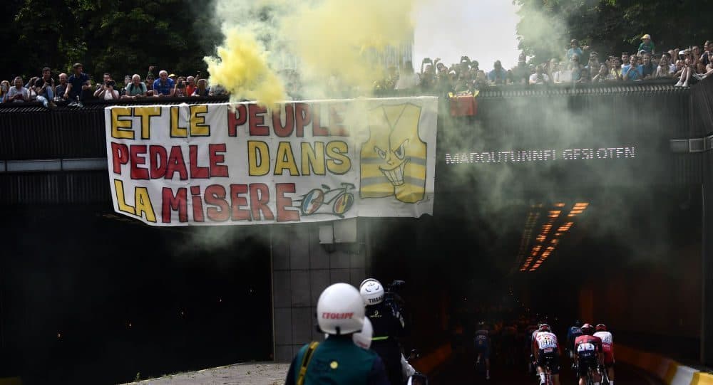 «Et le peuple pédale dans la misère»: banderole de Gilets jaunes sur le parcours du Tour de France