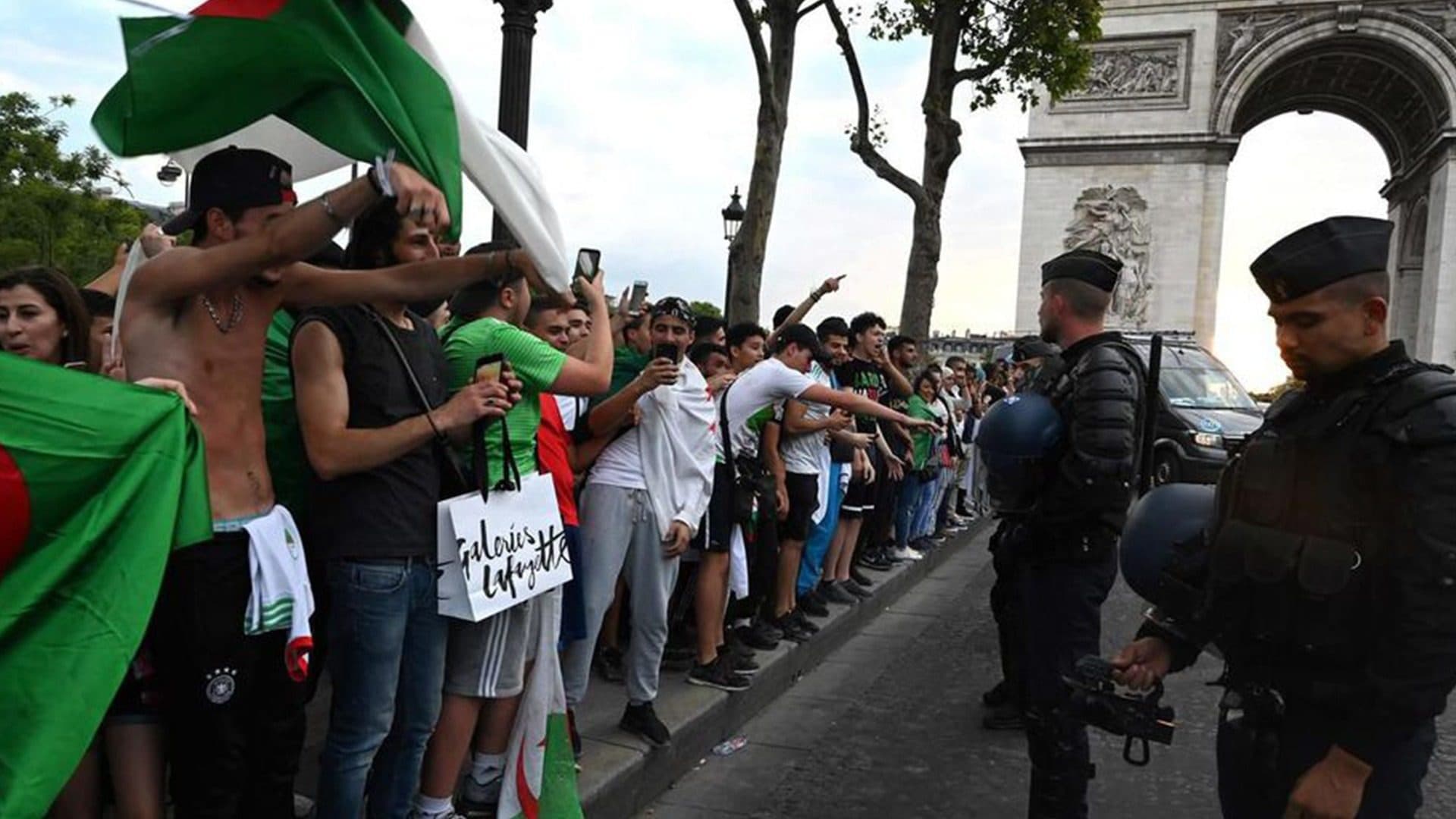 Le RN demande d’interdire les Champs-Elysées aux supporters algériens