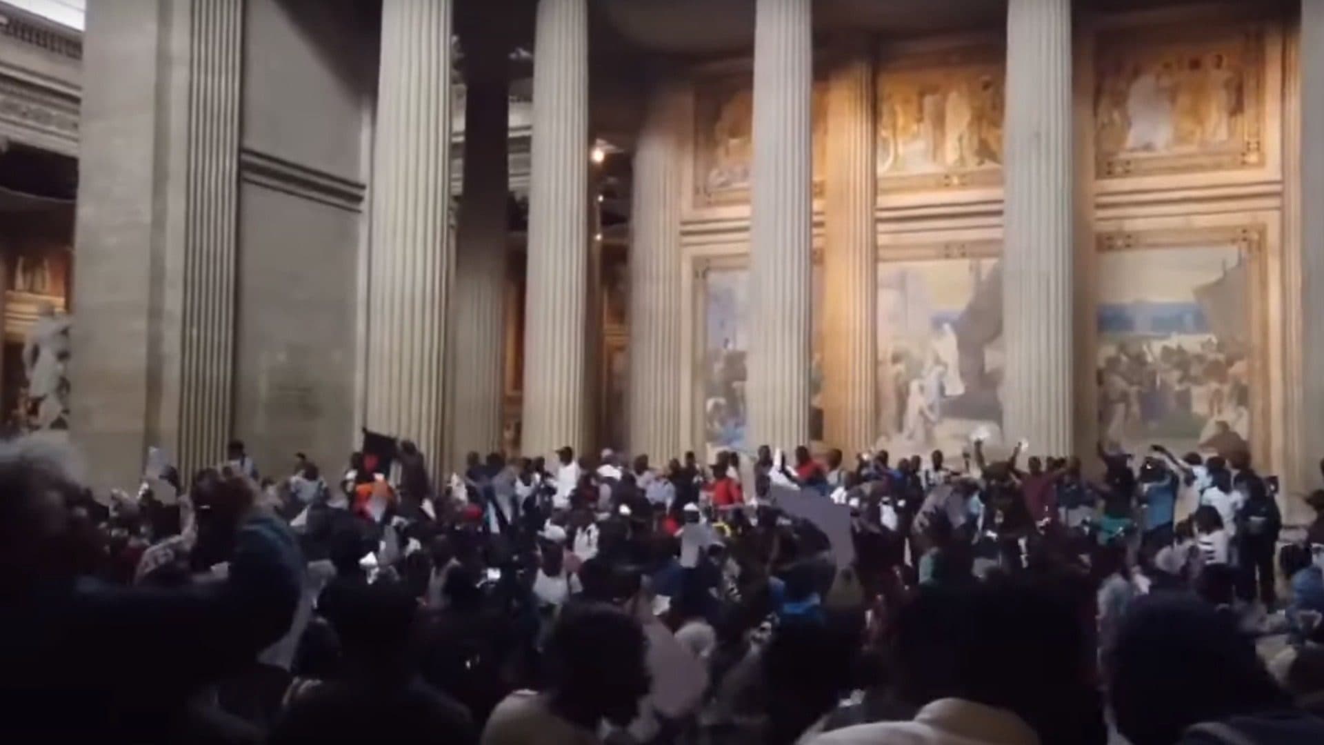 Des « gilets noirs » sans-papiers occupent le Panthéon