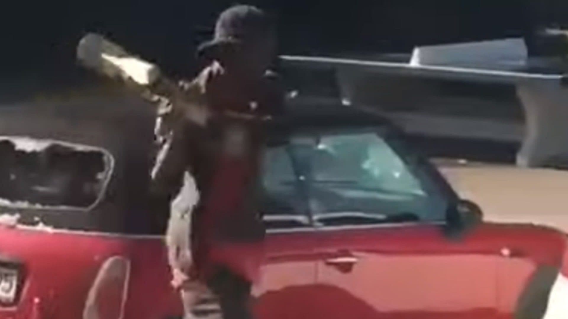 Allemagne : un migrant africain détruit les voitures… de pro-migrants [Vidéo]