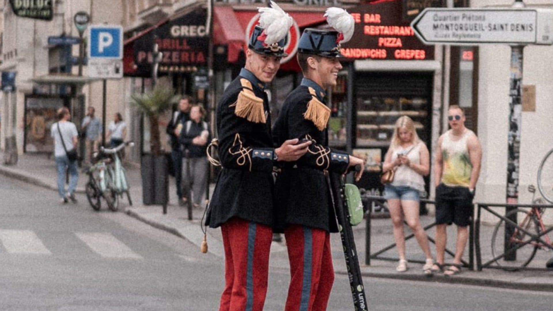 Ces 2 militaires à trottinette en tenue de cérémonie sont devenus célèbres