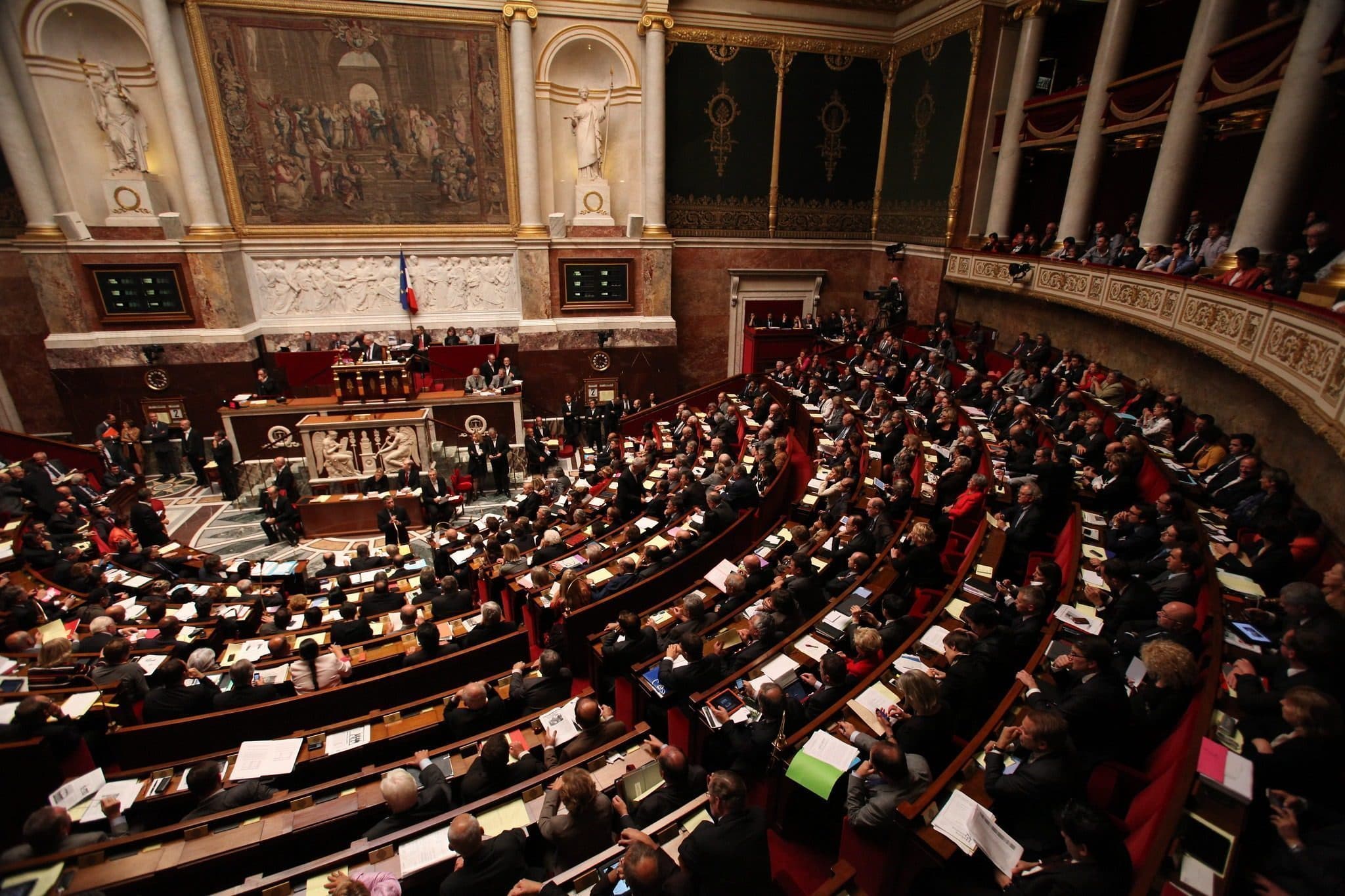 Vous vous serrez la ceinture ? Pas d'inquiétude : les députés, eux, s'augmentent !