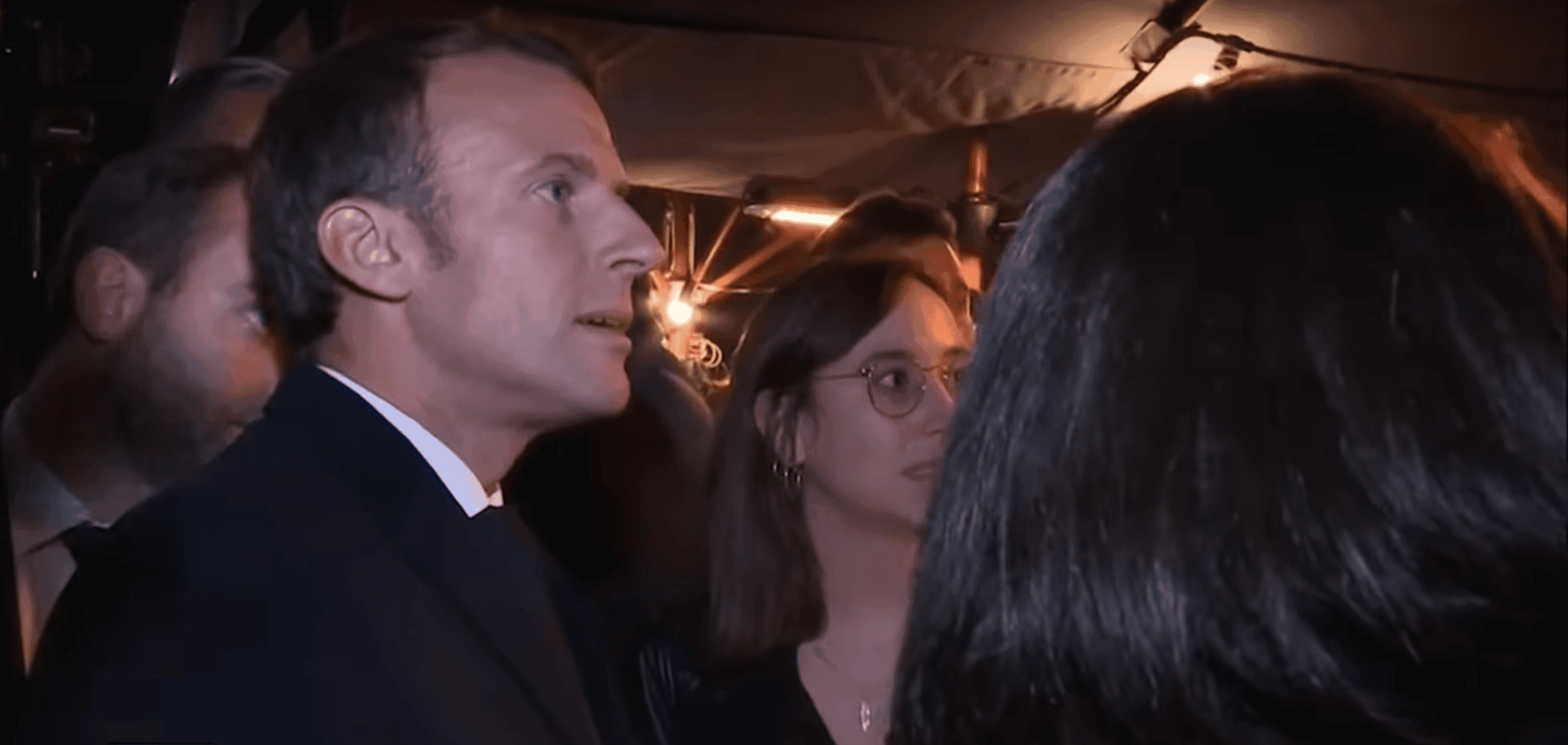 Un mois plus tard, Macron va à Rouen et se fait huer