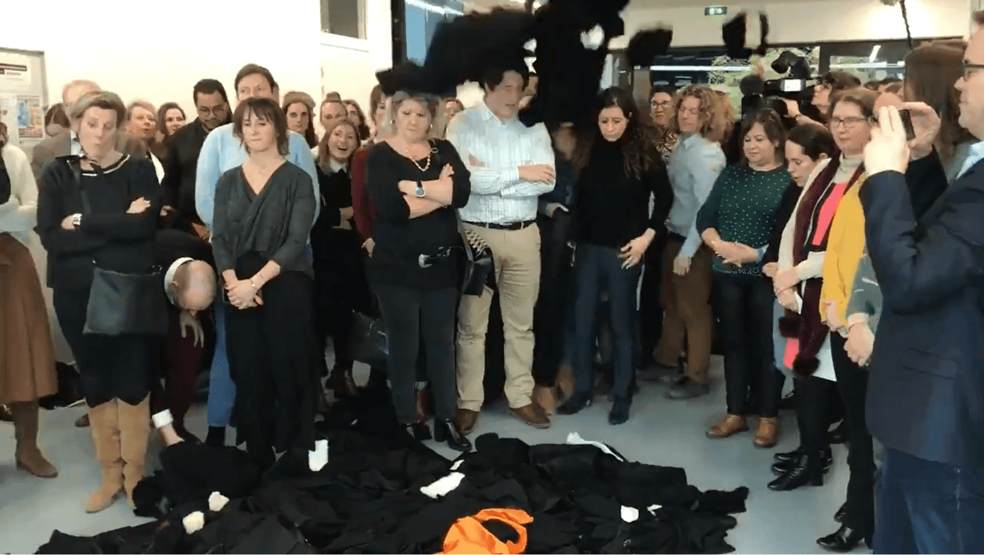 Vœux de la ministre de la Justice : les avocats jettent symboliquement leurs robes en guise de réponse