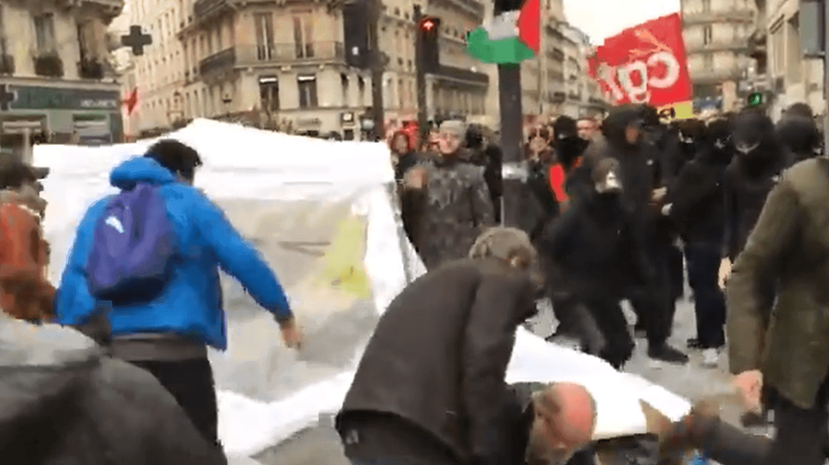Des « antifas » agressent l’ancien mélenchoniste Georges Kuzmanovic et détruisent son stand