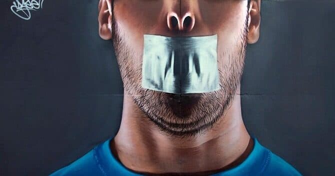 Twitter, YouTube et Google en croisade contre les « faux contenus » : une censure politique masquée ?