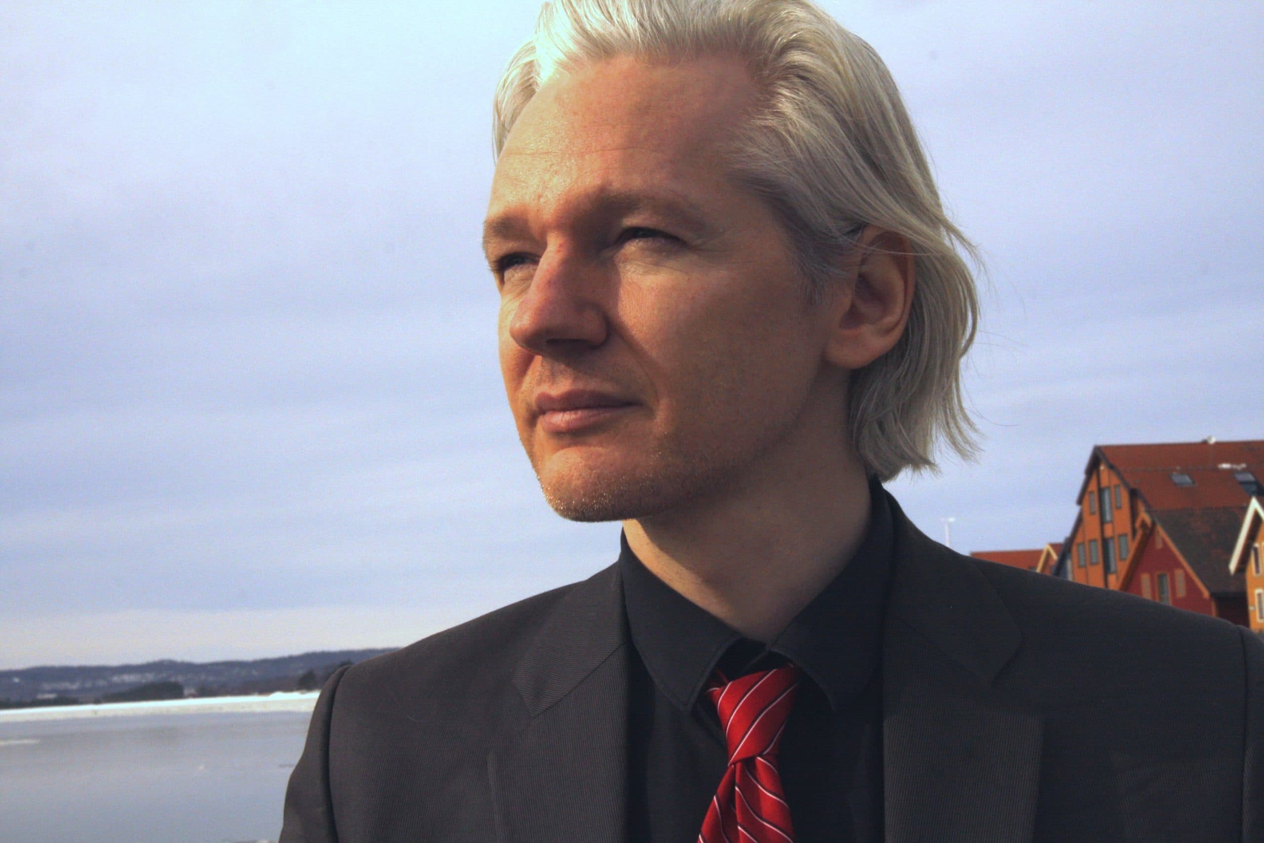 Soutien à Julian Assange : les organisations journalistiques en première ligne, les médias grand public se taisent !