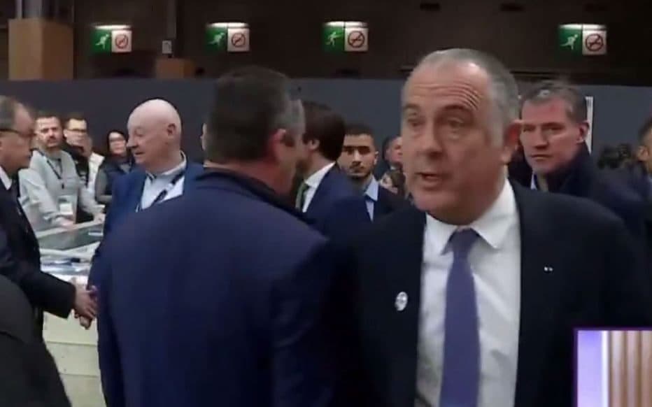 Quand le ministre de l’agriculture arrache son micro à un journaliste un peu trop gênant