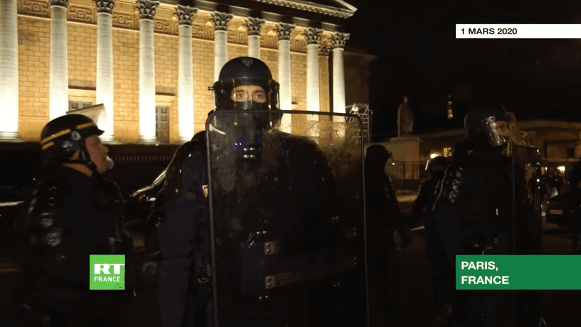 Motions de censure, manifestations, nouvelles grèves : les derniers recours légaux contre le 49.3