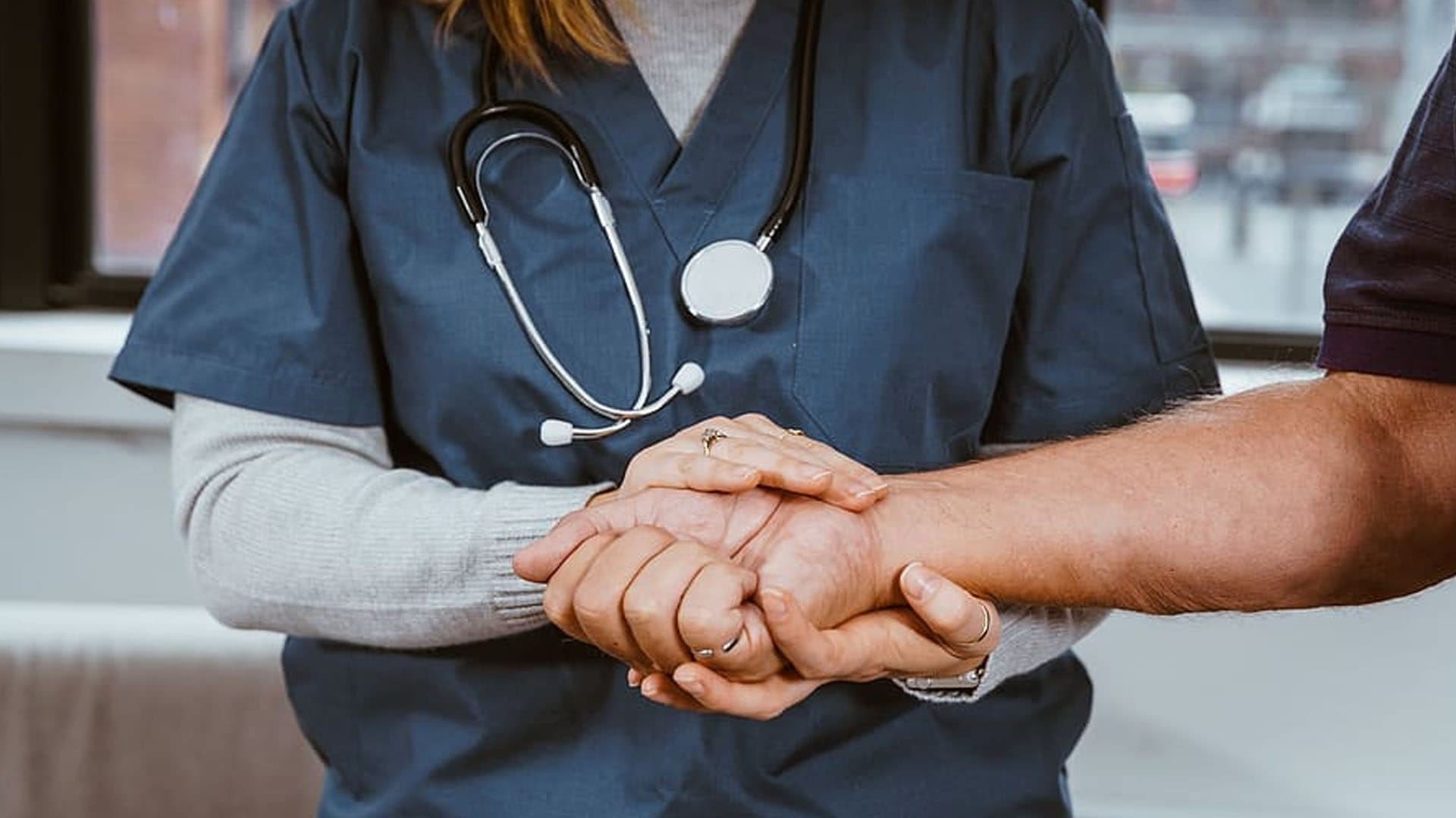 Étudiante infirmière volontaire dans une unité COVID-19, elle gagne 30€ par semaine
