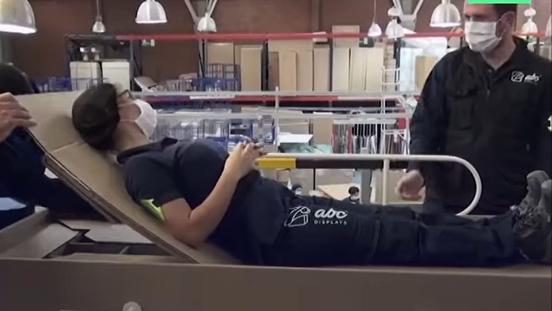 Ils lancent le lit d’hôpital qui se transforme en cercueil en quelques secondes [vidéo]