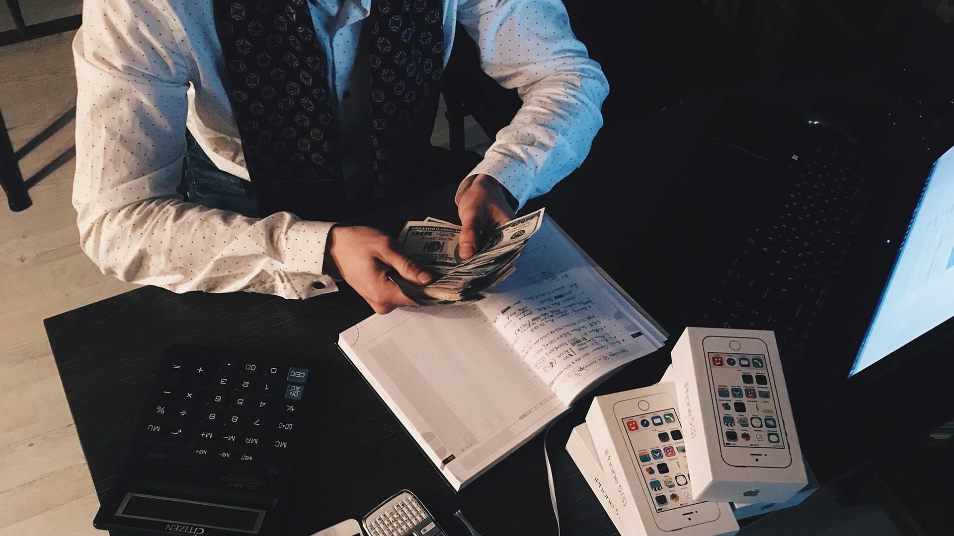 6.7 milliards par an pris aux Français : le scandale des frais bancaires