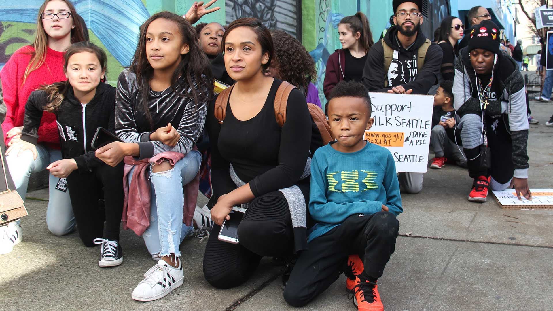 Racisme : Castaner se dit prêt à mettre un genou à terre