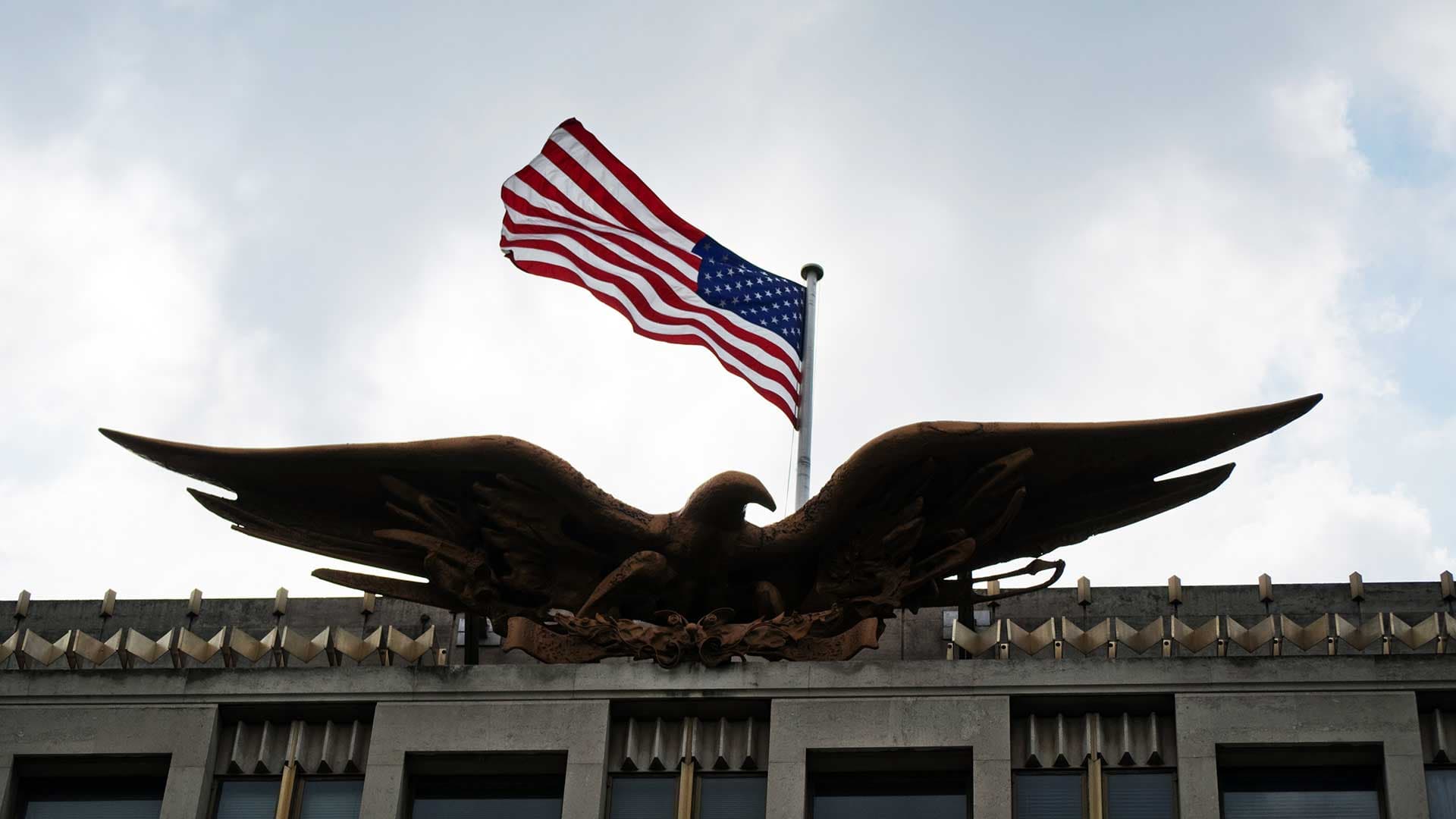 Les États-Unis ont acheté plus de 90% des médicaments disponibles contre le Covid-19, selon le Guardian