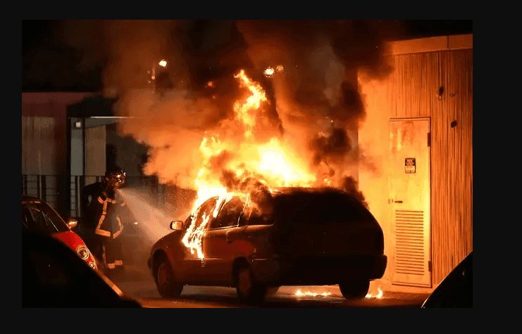 Routine du 14 juillet : voitures brûlées, pompiers attaqués, gymnase en feu…