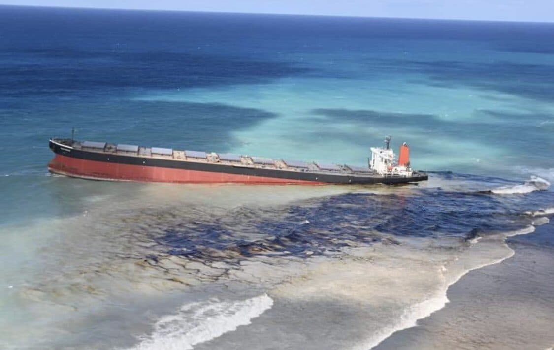 Île Maurice : Le vraquier naufragé menace de céder et la marée noire de s’intensifier