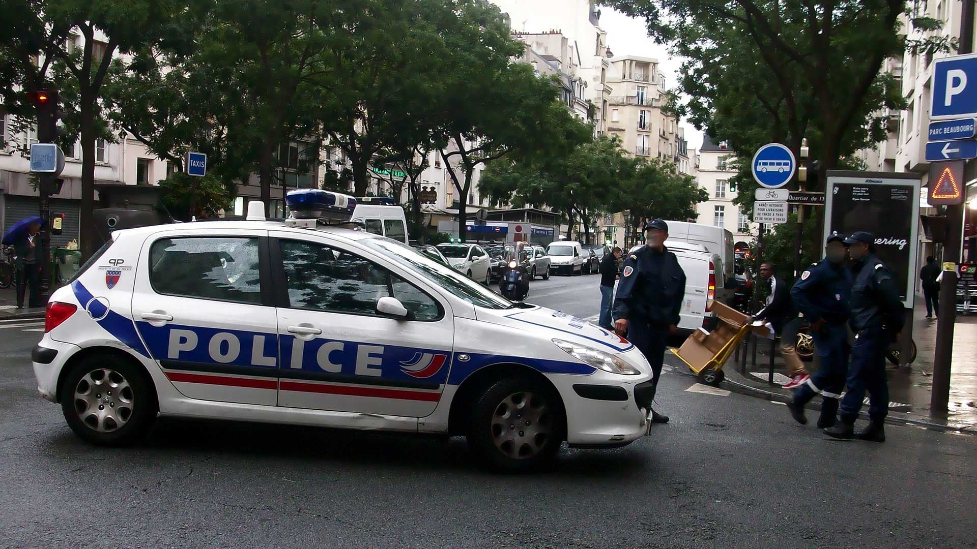 Attentat : violemment arrêté par la police, il avait en fait tenté de stopper l'assaillant