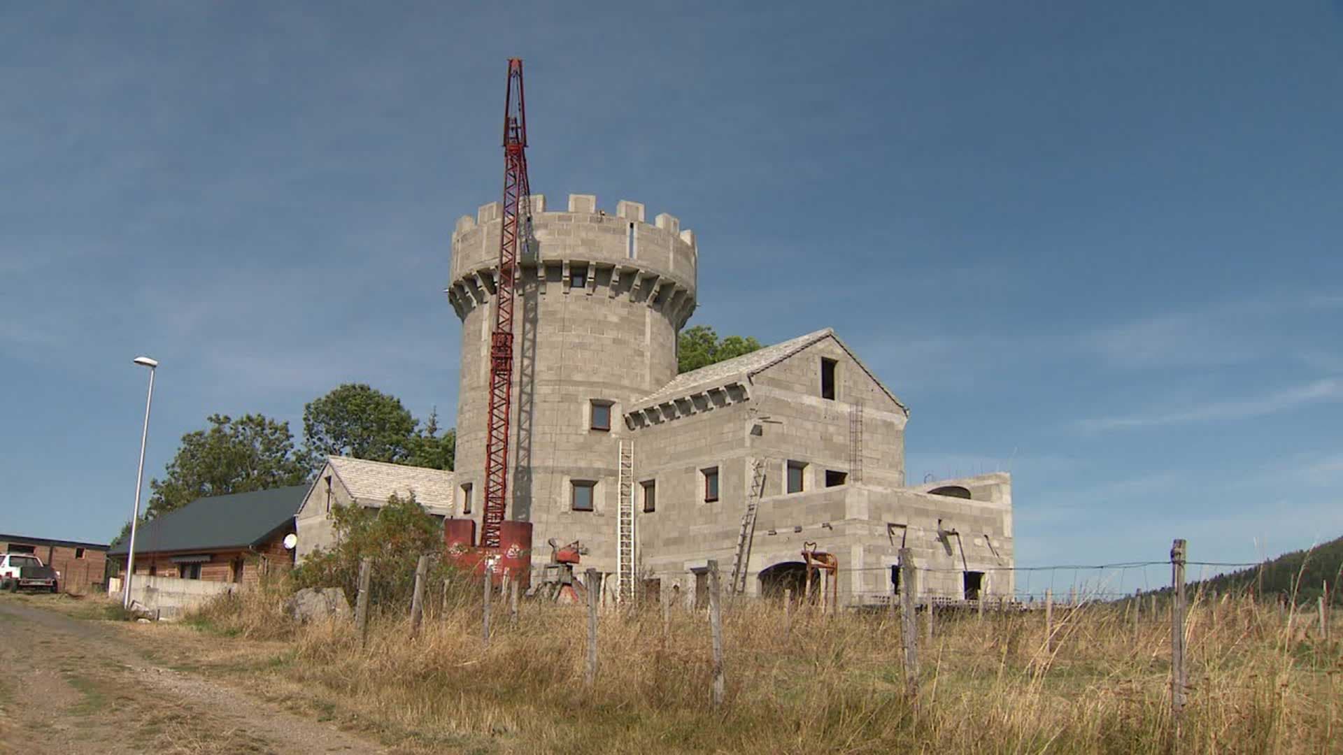 Insolite : il construit lui-même son château fort