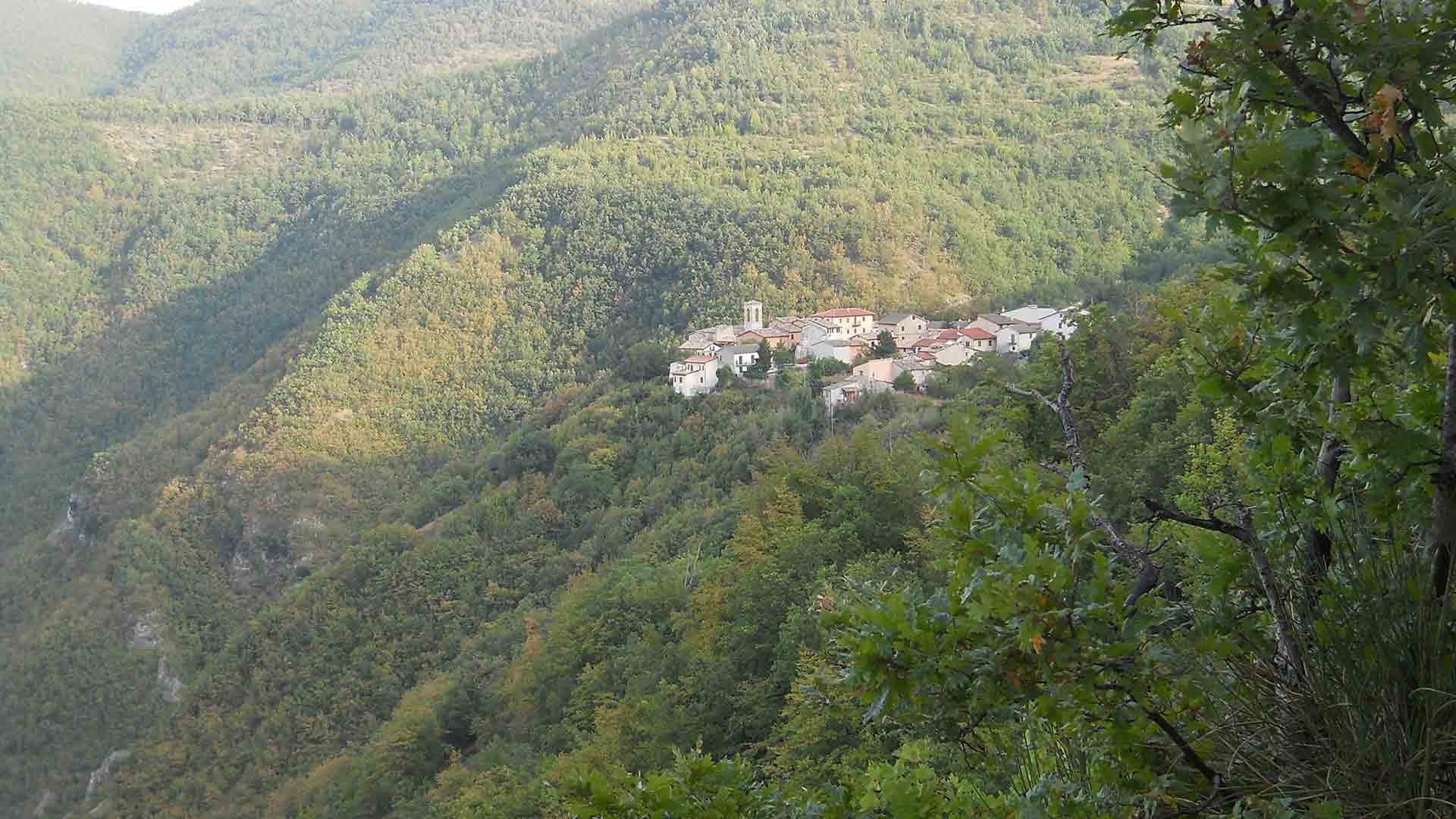 Ce village italien n'a que deux habitants, mais tout le monde porte le masque