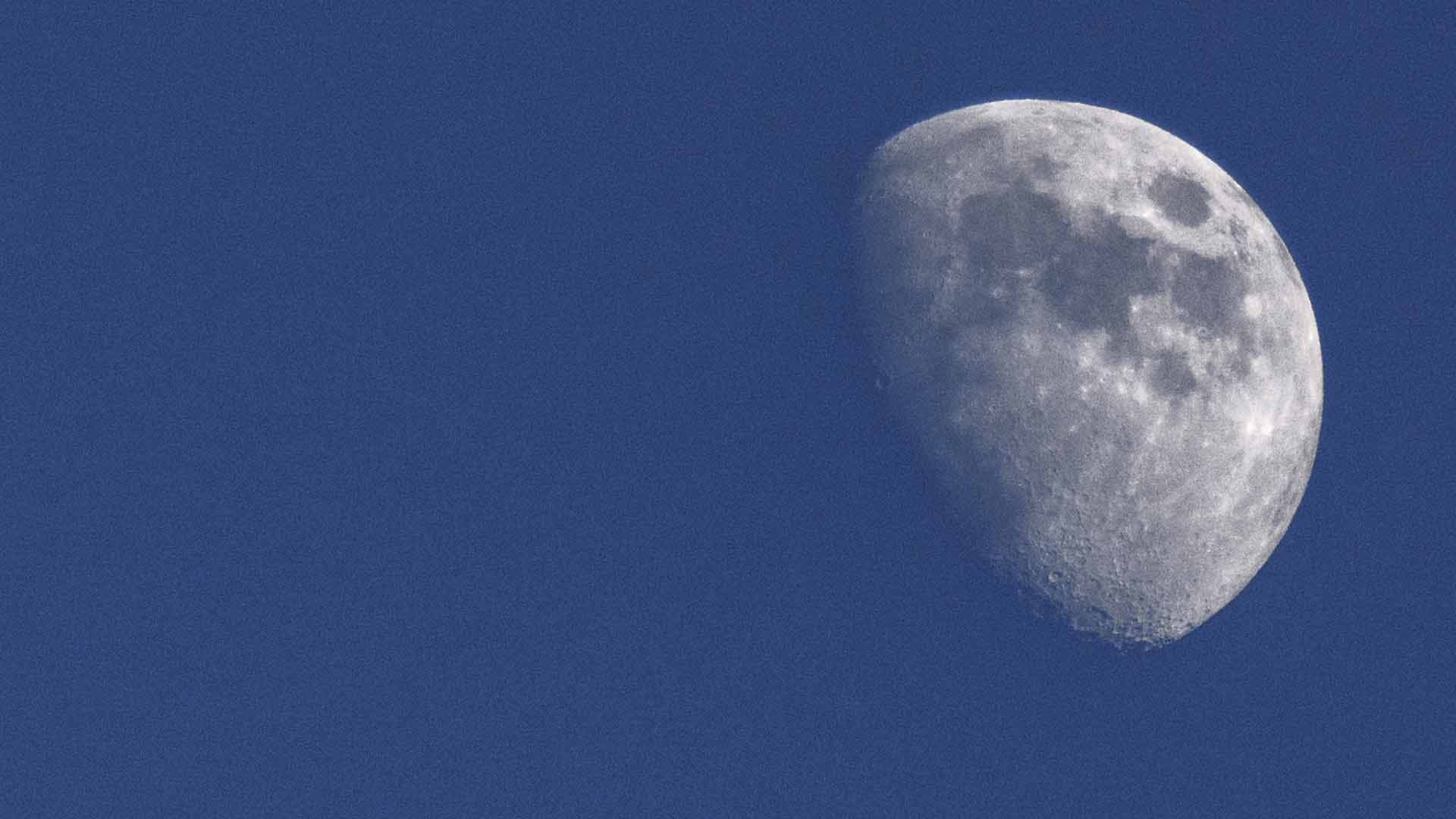 La NASA confirme la présence d'eau sur la surface ensoleillée de la Lune