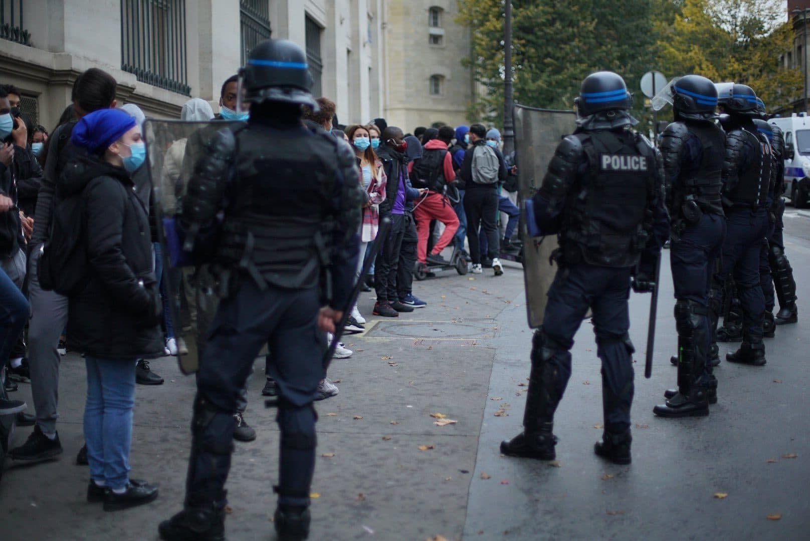 Mesures sanitaires insuffisantes : blocus et heurts devant un lycée parisien