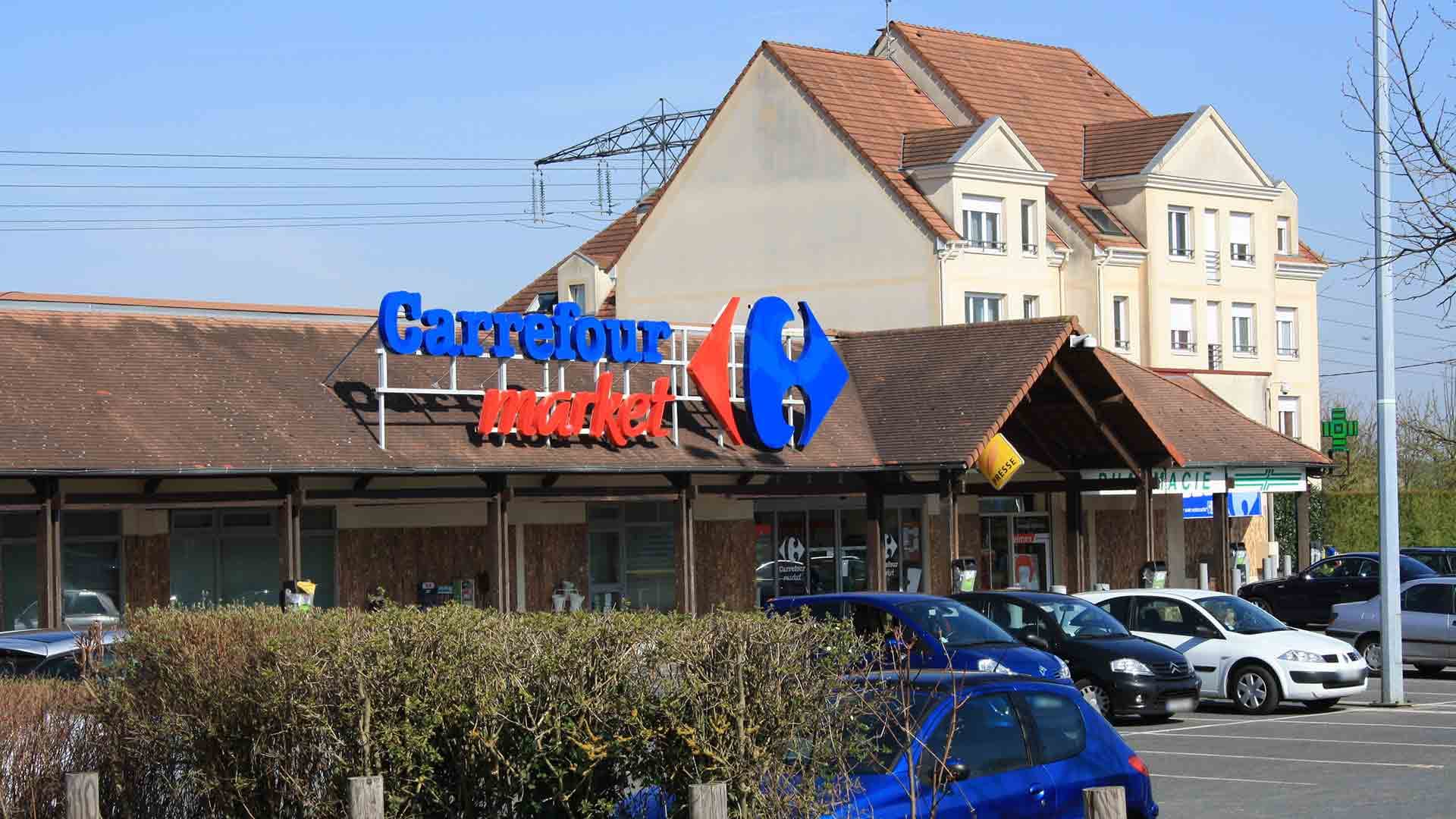 « C'est un véritable scandale » : le groupe Carrefour place ses salariés en chômage partiel, les syndicats dénoncent « une décision politique »