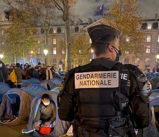 Camp de migrants à Paris : Darmanin s'indigne d'images « choquantes »