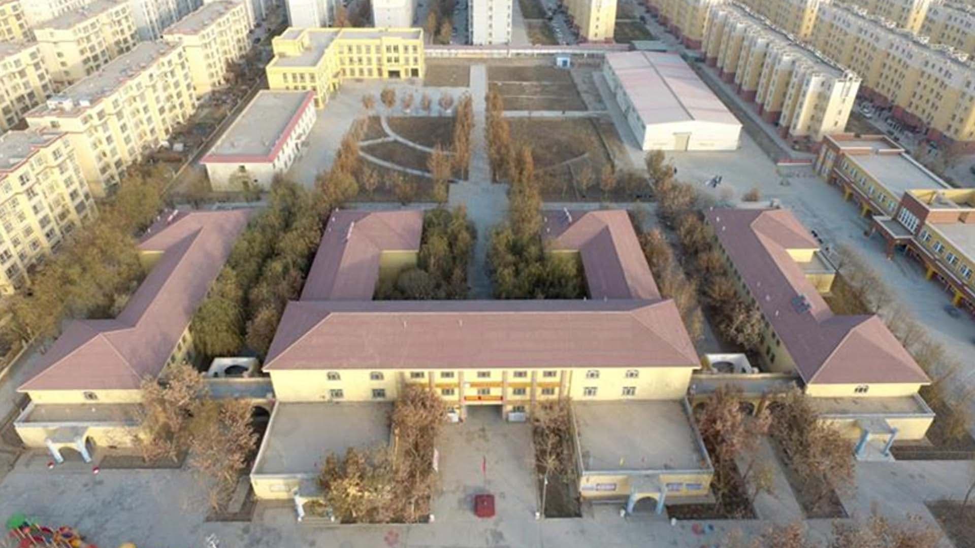 Des centres de détention des Ouïghours seraient en fait… des bâtiments administratifs, selon le Xinjiang qui présente des photos