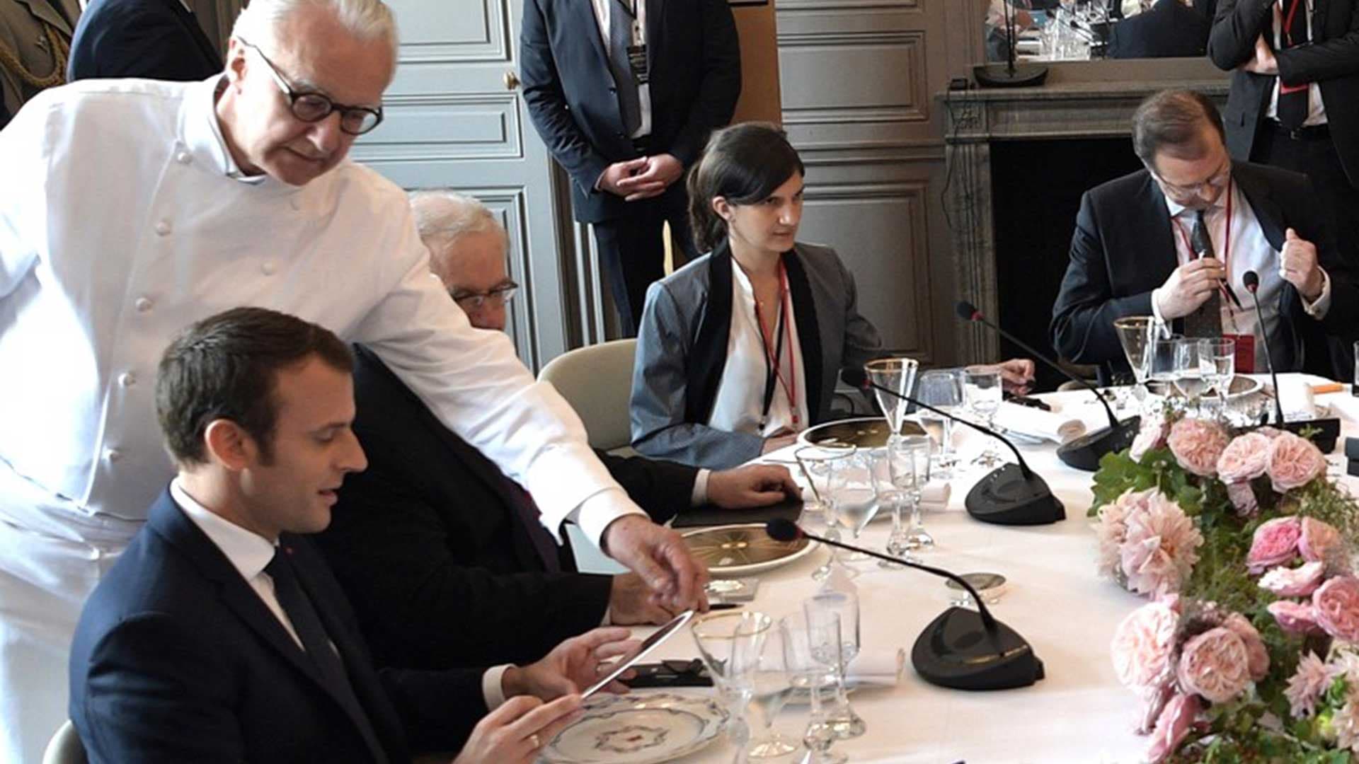 Tandis que les Français se privent de vie sociale, Macron dînait hier soir avec dix personnes