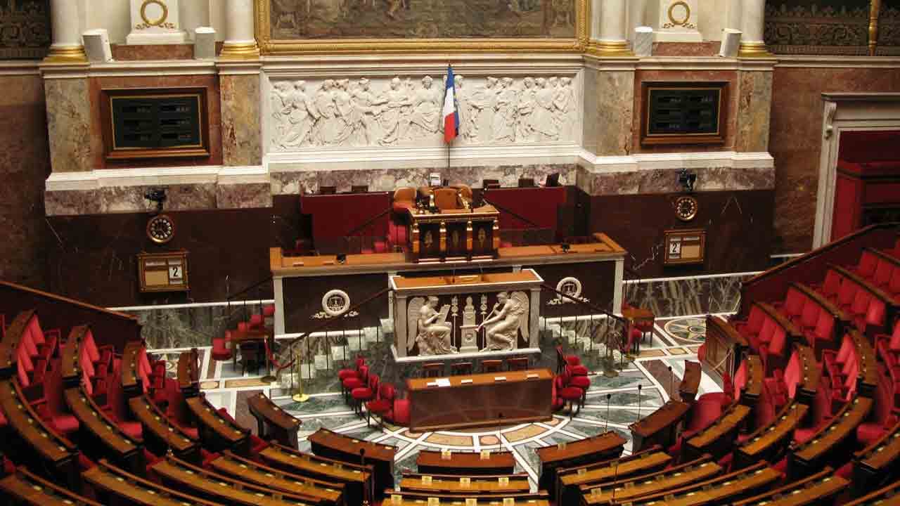 La Macronie octroie 236€ d'augmentation aux députés pour leurs frais