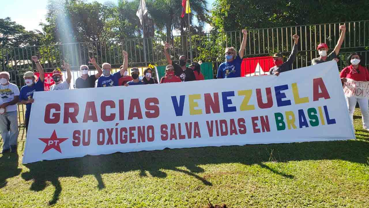 Covid-19 : les Brésiliens célèbrent l’arrivée depuis le Venezuela de milliers de litres d’oxygène à Manaus, ville en grande difficulté