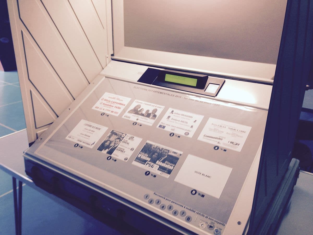 Présidentielle 2022 : la Macronie souhaite installer des « machines à voter », l'opposition craint des fraudes