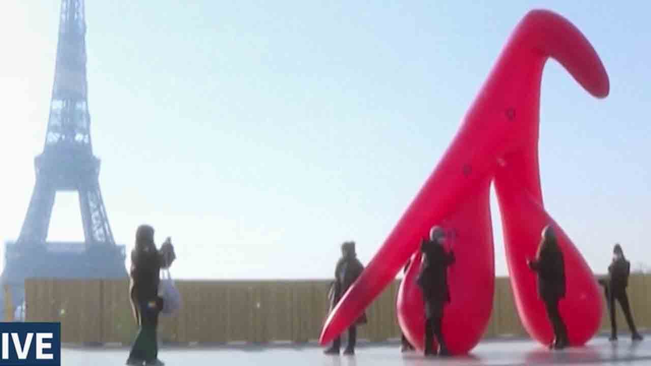 Un clitoris géant au Trocadéro : « il y a une inégalité de traitement entre le pénis et le clitoris »