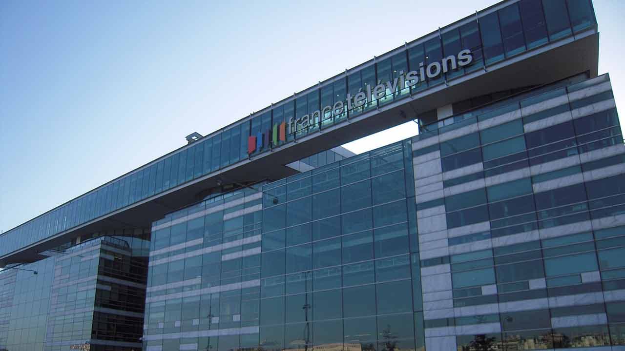 À un an de la présidentielle, un proche de Macron placé à la tête du service politique de France Télévisions
