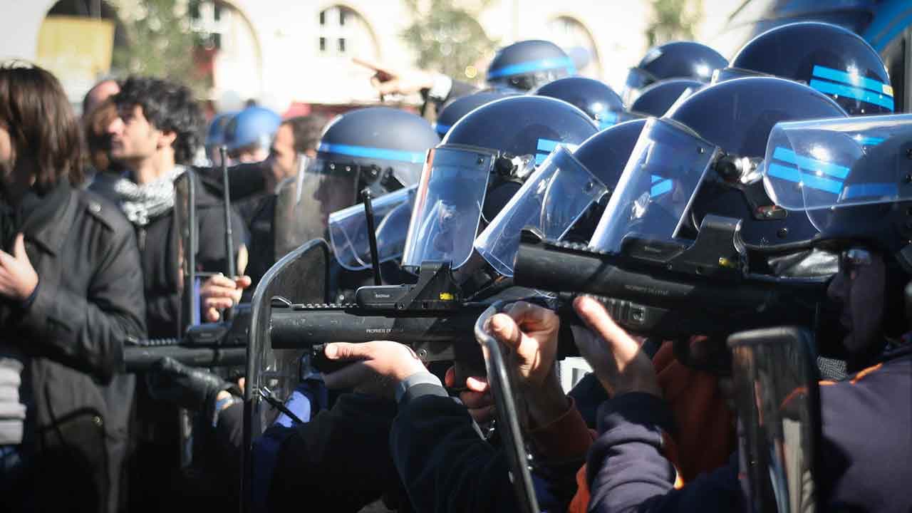 Alors qu'il ferme les services publics, le gouvernement veut acheter 170.000 munitions de LBD