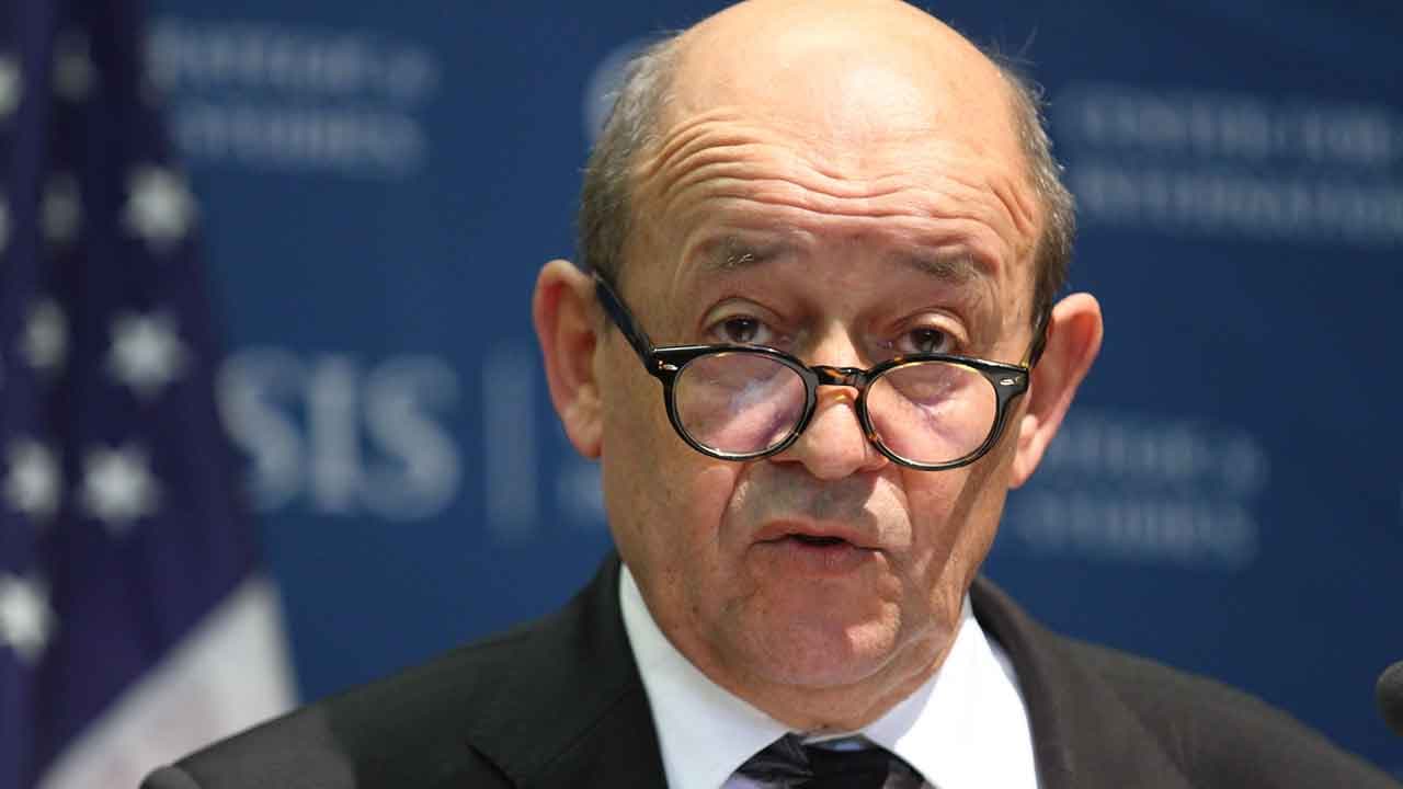 Le vaccin Spoutnik V est un outil de « propagande » russe, selon Jean-Yves Le Drian
