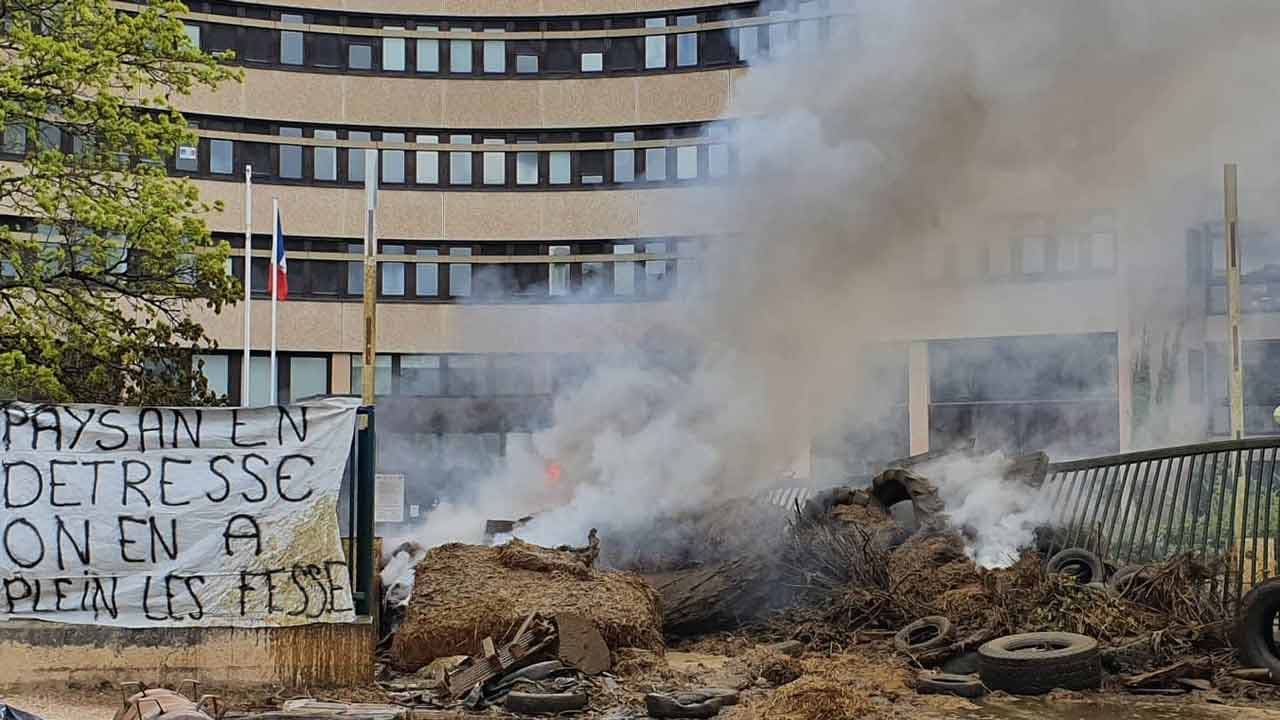 PAC : fumier et gaz lacrymogène, une manifestation d'agriculteurs tendue à Dijon