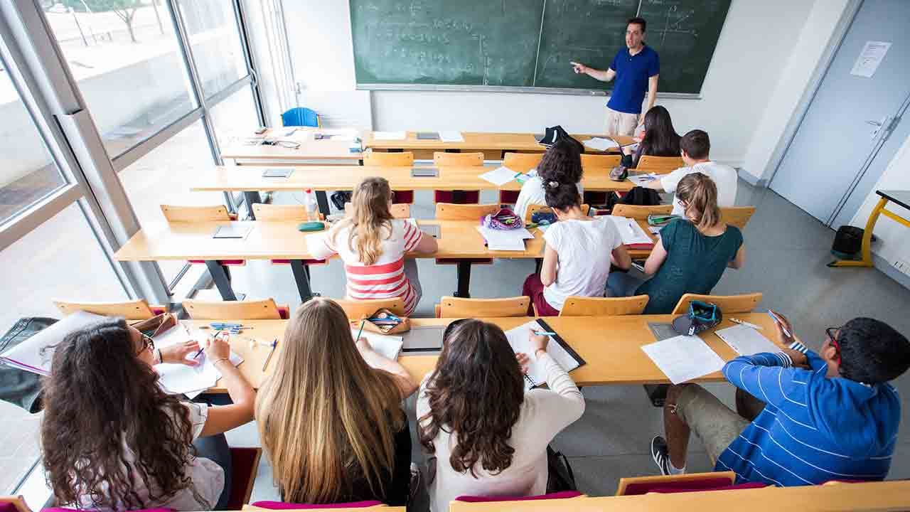 Sursollicités depuis un an, les enseignants français sont parmi les moins payés d’Europe