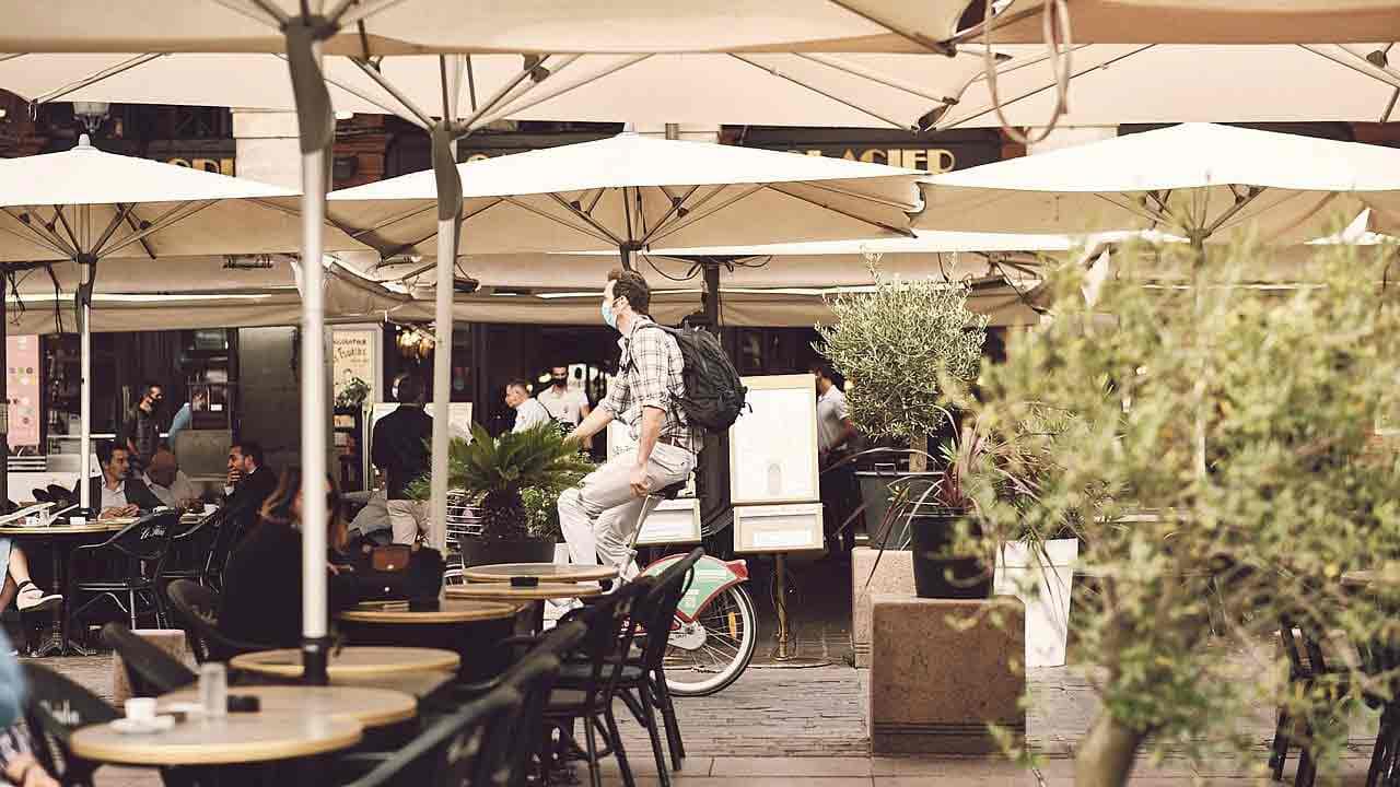 Paris : au bord du gouffre, les restaurateurs devront payer pour rouvrir leurs terrasses éphémères