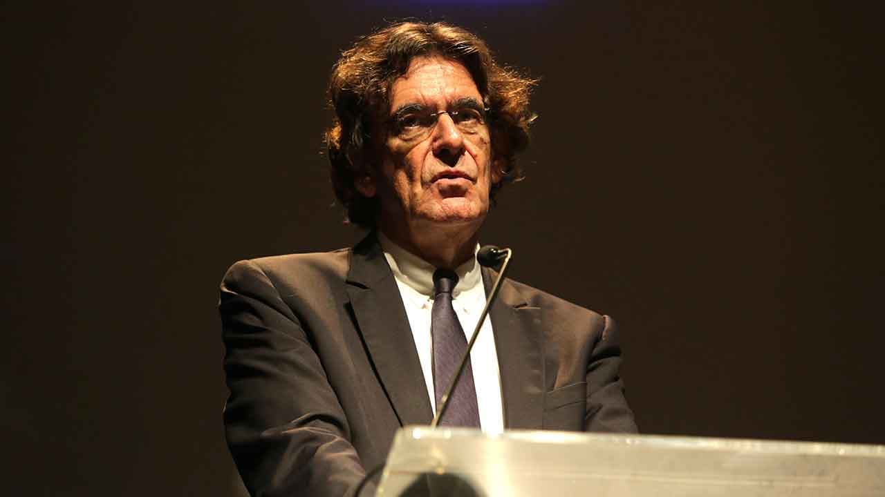 « Je n'arrive évidemment pas à vivre avec 4000€ de retraite » assure l'ancien ministre, Luc Ferry