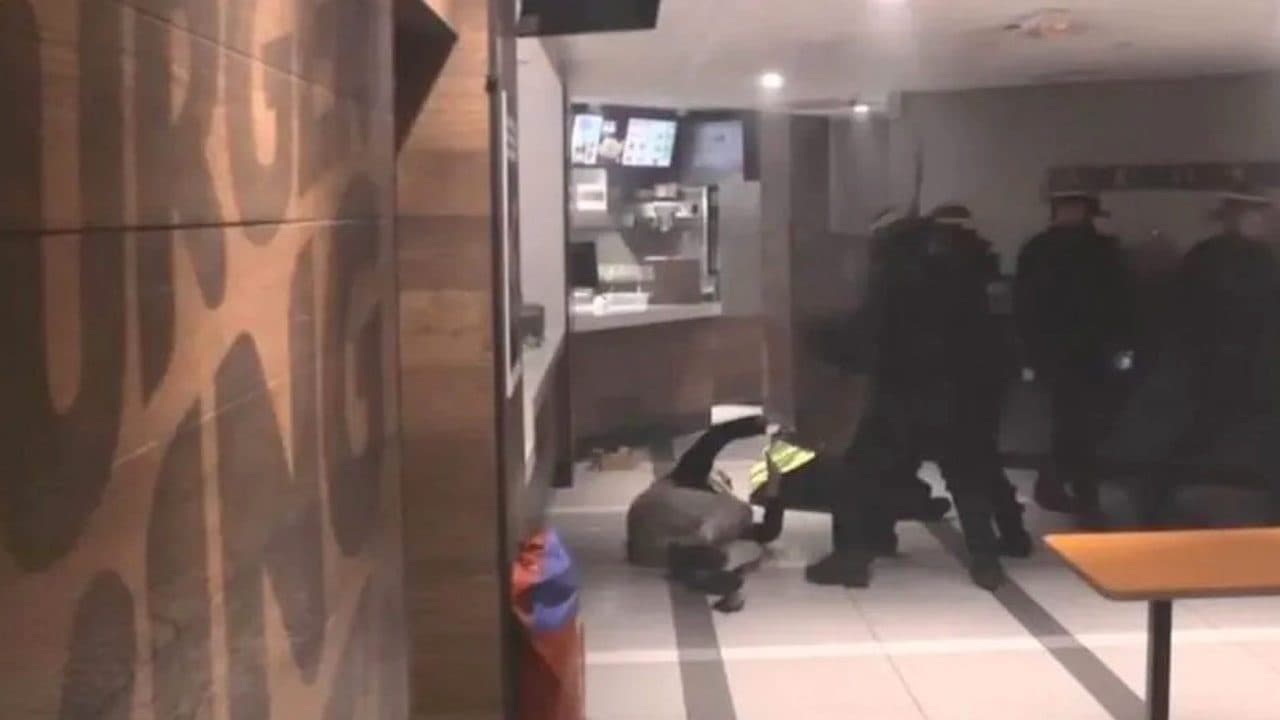 Gilets jaunes matraqués dans un Burger King: trois CRS mis en examen