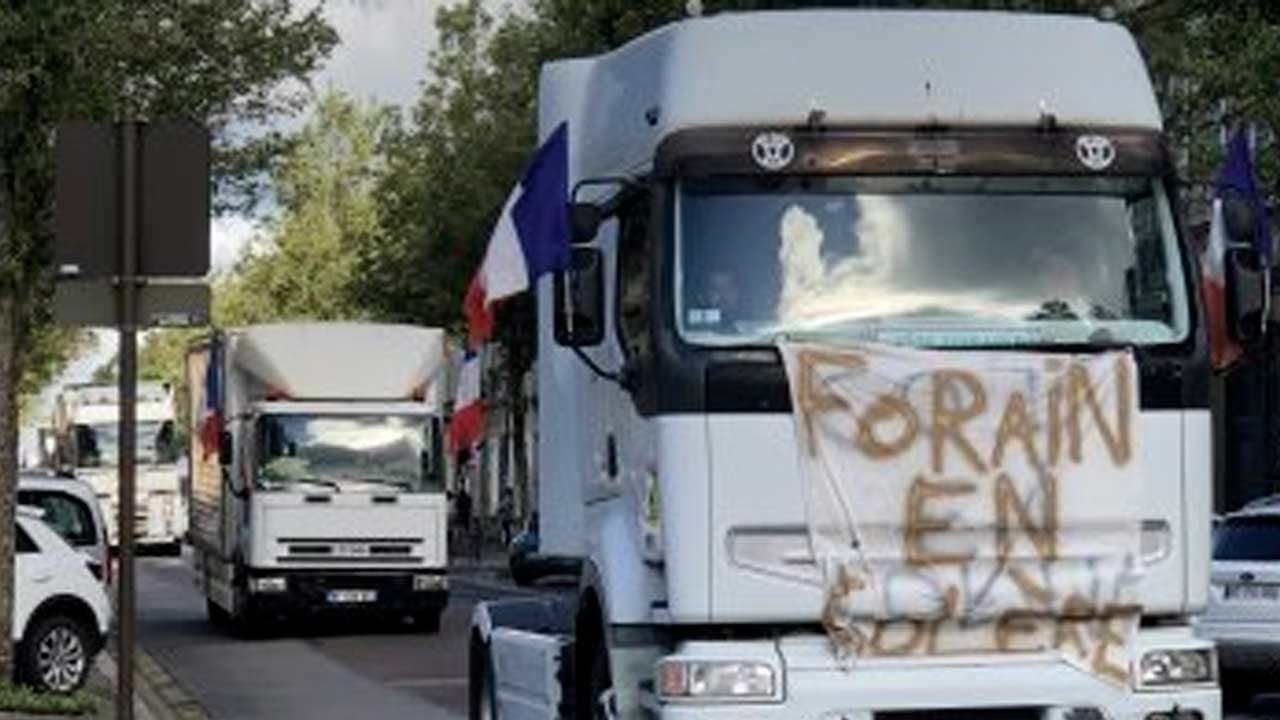 Furieux de ne pas pouvoir retravailler, les forains bloquent des kilomètres de route partout en France